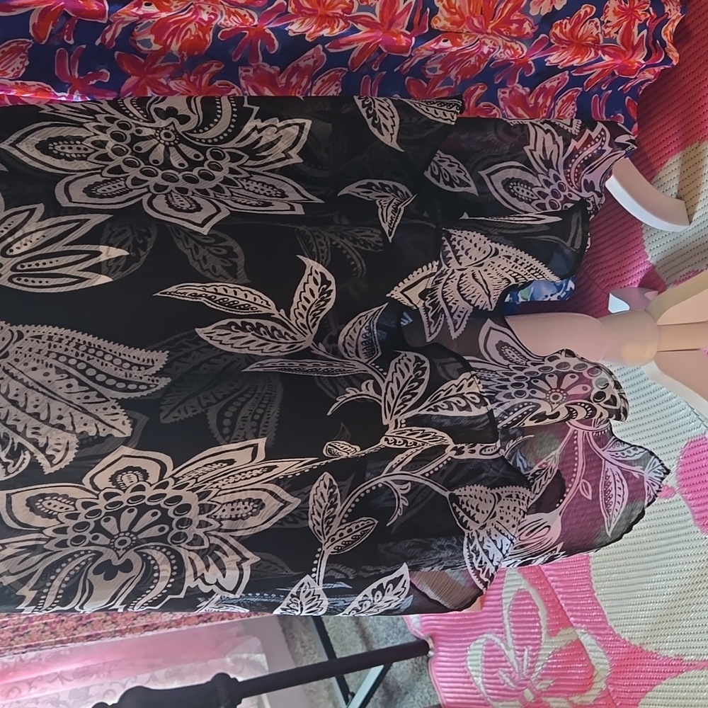 White House Black Market Elegant Black and White Floral Print Dress. - Picture 13 of 15